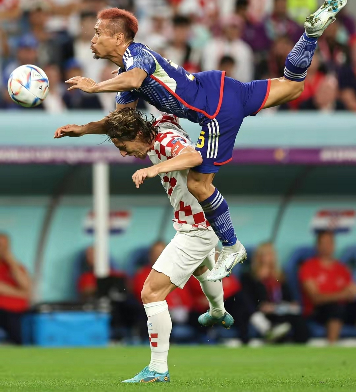 关于足球赛场上一连串让人扣人心弦的瞬间的信息