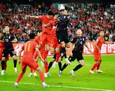 精彩足球比赛引发球迷热议，比分悬念难料